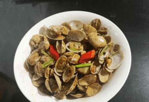 夏季贝类最鲜美，爆炒花蛤的绝妙处理法，告别硌牙沙粒